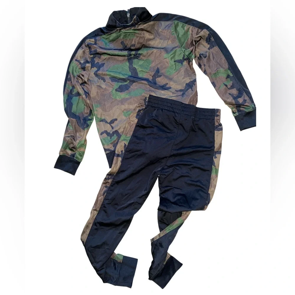 Nike • Camouflage & Black • Tracksuit - Picture 2 of 5